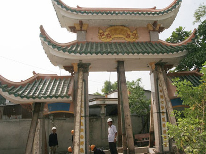“Thần đèn” Nguyễn Văn Cư di dời cổng chùa Pháp Liên tại xã Thới Tam Thôn, huyện Hóc Môn, TP.HCM