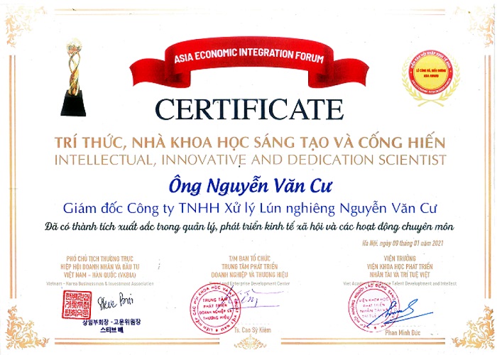 Thần đèn Nguyễn Văn Cư nhận Bằng chứng nhận Trí thức, nhà khoa học sáng tạo và cống hiến 